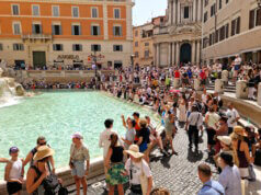 Trevi-Brunnen bringt Rom über 400.000 Euro im ersten Monat ein Archivfoto aus der Zeit vor Einführung des Ticketsystems: Dichtes Gedränge am Trevi-Brunnen in Rom, seit Februar 2026 ist der Zugang zum Brunnenbecken kostenpflichtig und wird kontrolliert. (Foto: © Bastian Glumm)