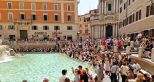 Trevi-Brunnen bringt Rom über 400.000 Euro im ersten Monat ein Archivfoto aus der Zeit vor Einführung des Ticketsystems: Dichtes Gedränge am Trevi-Brunnen in Rom, seit Februar 2026 ist der Zugang zum Brunnenbecken kostenpflichtig und wird kontrolliert. (Foto: © Bastian Glumm)