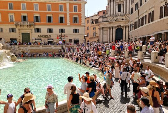 Archivfoto aus der Zeit vor Einführung des Ticketsystems: Dichtes Gedränge am Trevi-Brunnen in Rom, seit Februar 2026 ist der Zugang zum Brunnenbecken kostenpflichtig und wird kontrolliert. (Foto: © Bastian Glumm)