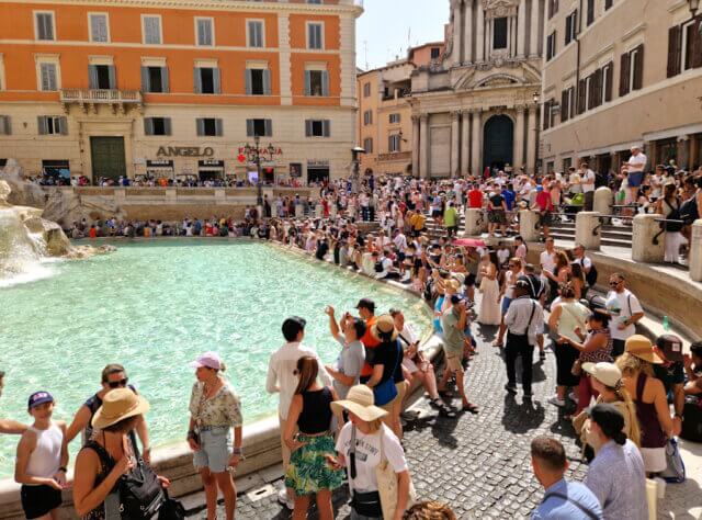 rom-trevi-brunnen-fontana Archivfoto aus der Zeit vor Einführung des Ticketsystems: Dichtes Gedränge am Trevi-Brunnen in Rom, seit Februar 2026 ist der Zugang zum Brunnenbecken kostenpflichtig und wird kontrolliert. (Foto: © Bastian Glumm)