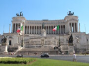 Reform in Italien: Staatsbürgerschaft für Nachfahren stark eingeschränkt Das Nationaldenkmal für Viktor Emanuel II. in Rom: Italien hat sein Staatsbürgerschaftsrecht reformiert und das bisher großzügige Abstammungsprinzip deutlich eingeschränkt. (Foto: © Bastian Glumm)