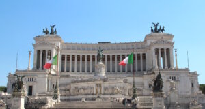 Reform in Italien: Staatsbürgerschaft für Nachfahren stark eingeschränkt Das Nationaldenkmal für Viktor Emanuel II. in Rom: Italien hat sein Staatsbürgerschaftsrecht reformiert und das bisher großzügige Abstammungsprinzip deutlich eingeschränkt. (Foto: © Bastian Glumm)