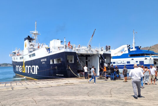 Fähre im Hafen von Pozzuoli bei Neapel: Der Personenverkehr über See hat in Italien laut aktueller ISTAT-Statistik für 2024 deutlich zugelegt. (Foto: © Bastian Glumm)