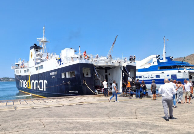 schiff-passagiere-faehre-pozzuoli Fähre im Hafen von Pozzuoli bei Neapel: Der Personenverkehr über See hat in Italien laut aktueller ISTAT-Statistik für 2024 deutlich zugelegt. (Foto: © Bastian Glumm)