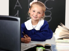 Schuluniform in Italien: Pflicht, Dresscode oder freie Wahl? Schülerin im klassischen Grembiule: Einheitliche Schulkleidung ist in Italien heute meist freiwillig. Viele Schulen setzen stattdessen auf Dresscodes statt auf Schuluniform. (Foto: © mickyso / Adobe Stock)