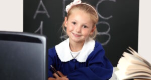 Schuluniform in Italien: Pflicht, Dresscode oder freie Wahl? Schülerin im klassischen Grembiule: Einheitliche Schulkleidung ist in Italien heute meist freiwillig. Viele Schulen setzen stattdessen auf Dresscodes statt auf Schuluniform. (Foto: © mickyso / Adobe Stock)