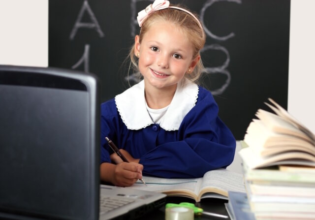 Schülerin im klassischen Grembiule: Einheitliche Schulkleidung ist in Italien heute meist freiwillig. Viele Schulen setzen stattdessen auf Dresscodes statt auf Schuluniform. (Foto: © mickyso / Adobe Stock)
