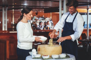Pasta und mehr: Im diesjährigen Herbstprogramm von Sea Cloud Cruises prägen Köstlichkeiten aus den schönsten Provinzen Italiens das kulinarische Geschehen an Bord der Sea Cloud Spirit und während der Landausflüge in die regionalen Küchen. (Foto: © Sea Cloud Cruises / Tom Kohler)