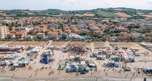 Das X Masters Festival am Strand von Senigallia: Das internationale Sport- und Lifestyle-Event bringt jeden Sommer Action und Festivalstimmung an die Adriaküste. (Foto: © XMASTERS)