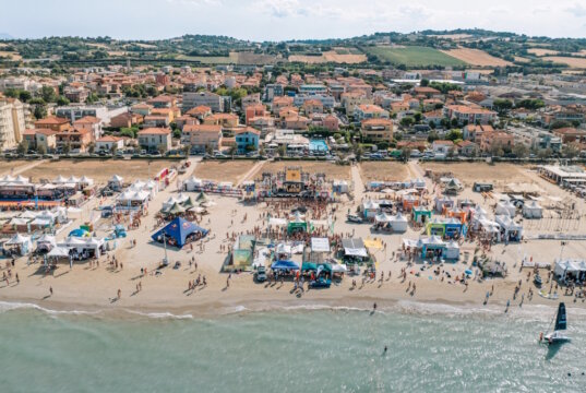 Das X Masters Festival am Strand von Senigallia: Das internationale Sport- und Lifestyle-Event bringt jeden Sommer Action und Festivalstimmung an die Adriaküste. (Foto: © XMASTERS)