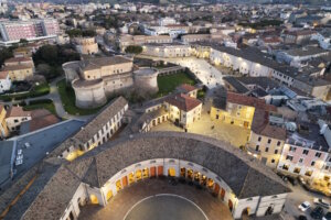 Blick auf das historische Zentrum von Senigallia mit dem Foro Annonario und der Renaissance-Festung Rocca Roveresca. (Foto: © Comune di Senigallia)