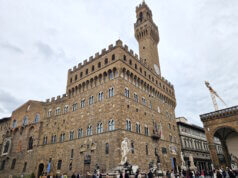 In der Signoria befindet sich auch heute noch die Stadtverwaltung von Florenz. Der Palazzo Vecchio ist wuchtig und das ikonische Gebäude des Piazza della Signoria. (Foto: © Bastian Glumm)