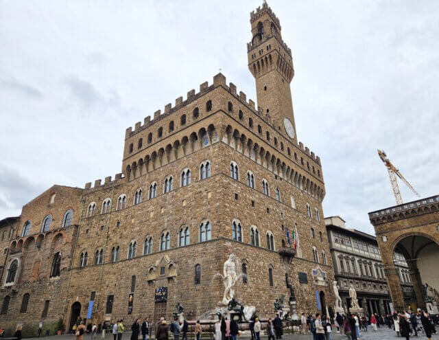 In der Signoria befindet sich auch heute noch die Stadtverwaltung von Florenz. Der Palazzo Vecchio ist wuchtig und das ikonische Gebäude des Piazza della Signoria. (Foto: © Bastian Glumm)