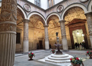 Ein Säulengang in einem Innenhof der Signoria in Florenz. (Foto: © Bastian Glumm)