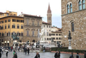 Der Piazza della Signoria ist geschichtsträchtig und ein Ort, an dem man innehalten und die Pracht der Umgebung auf sich wirken lassen kann. (Foto: © Bastian Glumm)