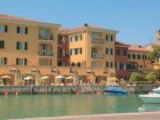 Sirmione, eine malerische Stadt am Südufer des Gardasees, vereint auf faszinierende Weise Geschichte, Natur und die typisch italienische Lebensart. (Foto: © Miriam Köppchen)