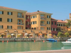 Sirmione, eine malerische Stadt am Südufer des Gardasees, vereint auf faszinierende Weise Geschichte, Natur und die typisch italienische Lebensart. (Foto: © Miriam Köppchen)