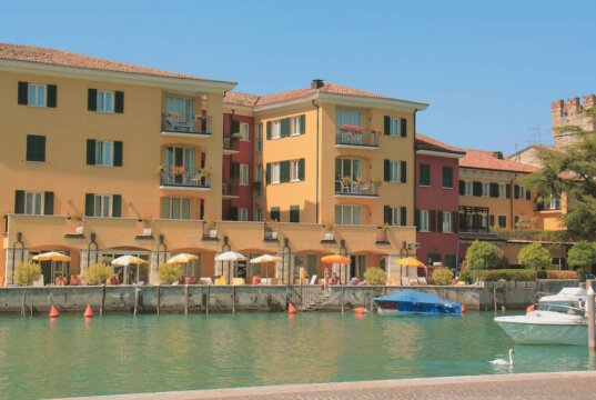 Sirmione, eine malerische Stadt am Südufer des Gardasees, vereint auf faszinierende Weise Geschichte, Natur und die typisch italienische Lebensart. (Foto: © Miriam Köppchen)