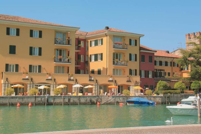 Sirmione, eine malerische Stadt am Südufer des Gardasees, vereint auf faszinierende Weise Geschichte, Natur und die typisch italienische Lebensart. (Foto: © Miriam Köppchen)