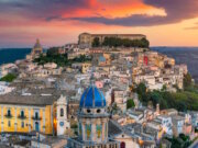 Barocke Pracht im Abendlicht: Die Altstadt von Ragusa Ibla, eines der eindrucksvollsten Dörfer Siziliens, zieht immer mehr Besucher an. (Foto: © Regione Sicilia - Assessorato turismo)