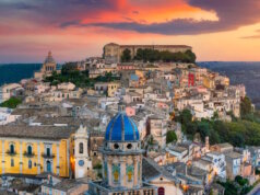 Barocke Pracht im Abendlicht: Die Altstadt von Ragusa Ibla, eines der eindrucksvollsten Dörfer Siziliens, zieht immer mehr Besucher an. (Foto: © Regione Sicilia - Assessorato turismo)