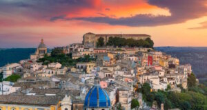 Barocke Pracht im Abendlicht: Die Altstadt von Ragusa Ibla, eines der eindrucksvollsten Dörfer Siziliens, zieht immer mehr Besucher an. (Foto: © Regione Sicilia - Assessorato turismo)