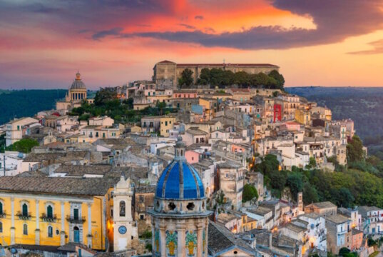 Barocke Pracht im Abendlicht: Die Altstadt von Ragusa Ibla, eines der eindrucksvollsten Dörfer Siziliens, zieht immer mehr Besucher an. (Foto: © Regione Sicilia - Assessorato turismo)