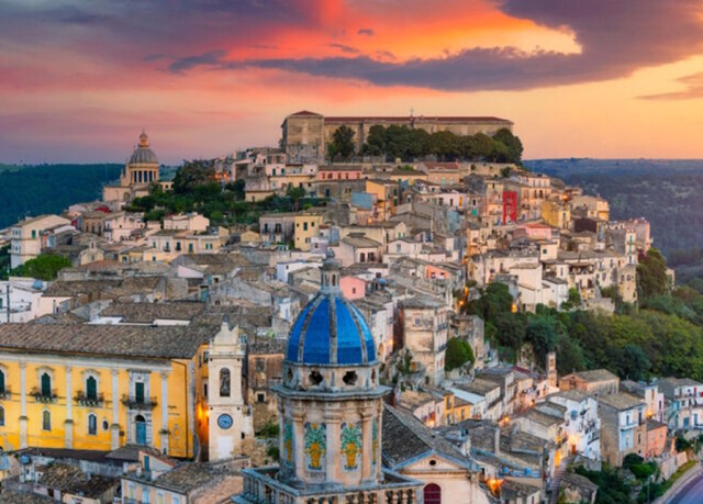 Barocke Pracht im Abendlicht: Die Altstadt von Ragusa Ibla, eines der eindrucksvollsten Dörfer Siziliens, zieht immer mehr Besucher an. (Foto: © Regione Sicilia - Assessorato turismo)