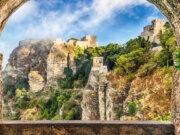 Sizilien neu entdecken: Langsames Reisen zwischen Kultur und Natur Historische Berglandschaft in Sizilien: Burgen, Felsen und mediterrane Vegetation stehen für die kulturelle Tiefe und landschaftliche Vielfalt der Insel. (Foto: © ANSA / Regione Sicilia)