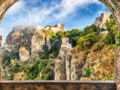 Sizilien neu entdecken: Langsames Reisen zwischen Kultur und Natur Historische Berglandschaft in Sizilien: Burgen, Felsen und mediterrane Vegetation stehen für die kulturelle Tiefe und landschaftliche Vielfalt der Insel. (Foto: © ANSA / Regione Sicilia)