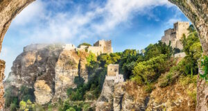 Sizilien neu entdecken: Langsames Reisen zwischen Kultur und Natur Historische Berglandschaft in Sizilien: Burgen, Felsen und mediterrane Vegetation stehen für die kulturelle Tiefe und landschaftliche Vielfalt der Insel. (Foto: © ANSA / Regione Sicilia)