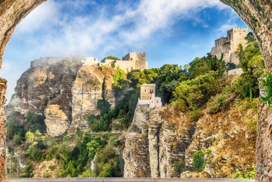 Historische Berglandschaft in Sizilien: Burgen, Felsen und mediterrane Vegetation stehen für die kulturelle Tiefe und landschaftliche Vielfalt der Insel. (Foto: © ANSA / Regione Sicilia)