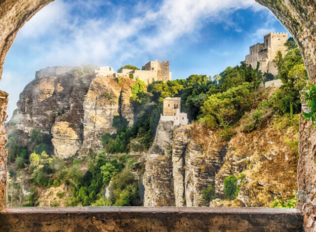 Historische Berglandschaft in Sizilien: Burgen, Felsen und mediterrane Vegetation stehen für die kulturelle Tiefe und landschaftliche Vielfalt der Insel. (Foto: © ANSA / Regione Sicilia)