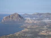 Blick über die sizilianische Küstenlandschaft mit markanten Felsformationen, weiten Buchten und fruchtbarer Ebene, ein typisches Zusammenspiel aus Meer, Bergen und Siedlungsraum auf der Insel. (Foto: © Simone Antonazzo / ENIT SpA)