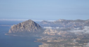 Blick über die sizilianische Küstenlandschaft mit markanten Felsformationen, weiten Buchten und fruchtbarer Ebene, ein typisches Zusammenspiel aus Meer, Bergen und Siedlungsraum auf der Insel. (Foto: © Simone Antonazzo / ENIT SpA)