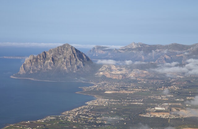 Blick über die sizilianische Küstenlandschaft mit markanten Felsformationen, weiten Buchten und fruchtbarer Ebene, ein typisches Zusammenspiel aus Meer, Bergen und Siedlungsraum auf der Insel. (Foto: © Simone Antonazzo / ENIT SpA)