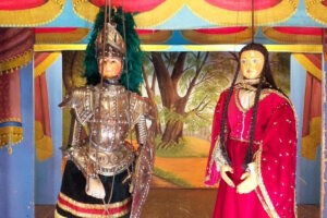 Traditionelle Marionetten aus Sizilien auf einer Theaterbühne. Handgefertigte Figuren der sizilianischen Puppenspielkunst, die seit Jahrhunderten epische und historische Stoffe inszeniert. (Foto: © ANSA / Regione Sicilia)