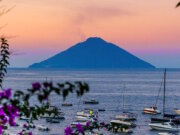 Der Stromboli bei Sonnenuntergang: Auf den Äolischen Inseln zeigt Sizilien seine feurige Seite – ein Naturschauspiel zwischen Himmel und Meer. (Foto: © ANSA / Regione Sicilia)