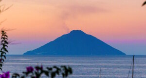 Der Stromboli bei Sonnenuntergang: Auf den Äolischen Inseln zeigt Sizilien seine feurige Seite – ein Naturschauspiel zwischen Himmel und Meer. (Foto: © ANSA / Regione Sicilia)