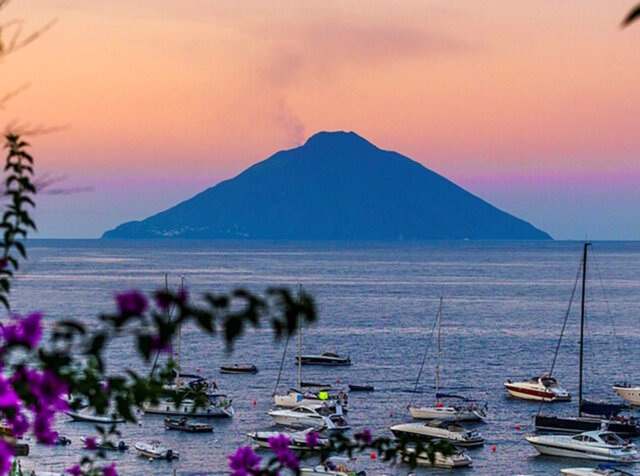 sizilien-stromboli-vulkan-meer Der Stromboli bei Sonnenuntergang: Auf den Äolischen Inseln zeigt Sizilien seine feurige Seite – ein Naturschauspiel zwischen Himmel und Meer. (Foto: © ANSA / Regione Sicilia)