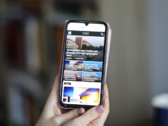 Mobilfunk in Italien: Tarife, Verträge und was Auswanderer wissen müssen Smartphone mit geöffneter Website vivereinitalien.de: Wer nach Italien auswandert, sollte sich frühzeitig über Mobilfunk, Tarife und die Weiternutzung der eigenen Rufnummer informieren. (Foto: © Bastian Glumm)