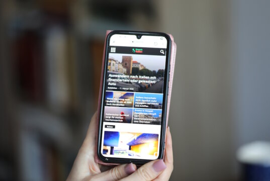 Smartphone mit geöffneter Website vivereinitalien.de: Wer nach Italien auswandert, sollte sich frühzeitig über Mobilfunk, Tarife und die Weiternutzung der eigenen Rufnummer informieren. (Foto: © Bastian Glumm)