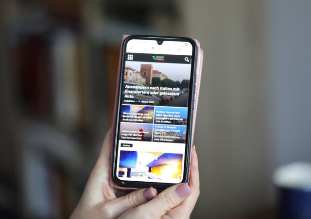 Smartphone mit geöffneter Website vivereinitalien.de: Wer nach Italien auswandert, sollte sich frühzeitig über Mobilfunk, Tarife und die Weiternutzung der eigenen Rufnummer informieren. (Foto: © Bastian Glumm)