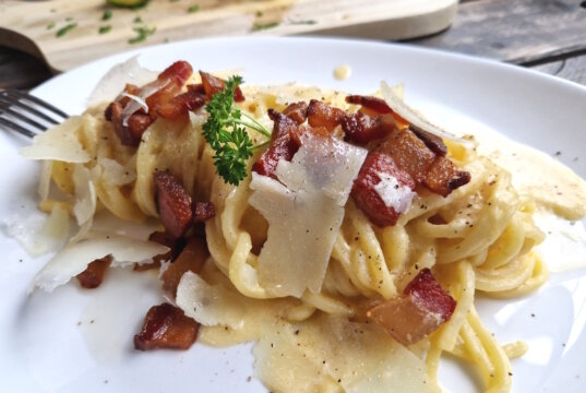 Die original italienische Carbonoara verzichtet auf Sahne und hat nur wenige Zutaten. Richtig zubereitet, ist sie ein echtes kulinarisches Erlebnis! (Foto: © Bastian Glumm)