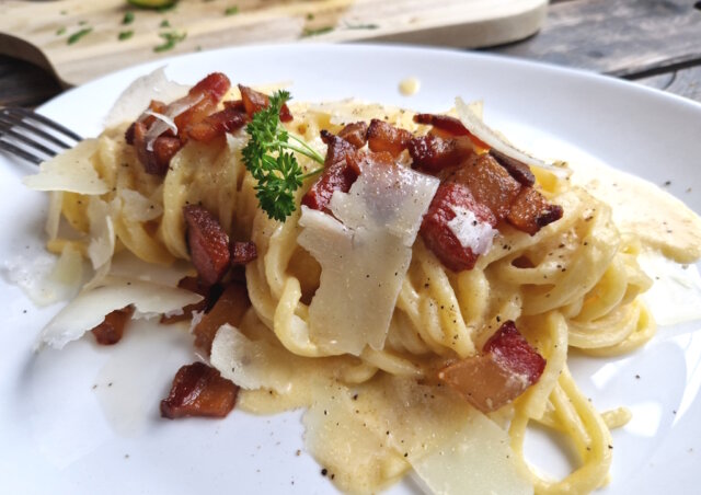 Die original italienische Carbonoara verzichtet auf Sahne und hat nur wenige Zutaten. Richtig zubereitet, ist sie ein echtes kulinarisches Erlebnis! (Foto: © Bastian Glumm)