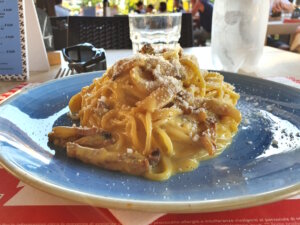 Die cremige Konsistenz der italienischen Carbonara entsteht allein durch das Zusammenspiel von Ei und Käse, während der Guanciale mit seinem intensiven Aroma den herzhaften Kontrapunkt setzt. (Foto: © Bastian Glumm)