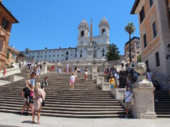 Die Spanische Treppe in Rom – Wahrzeichen, Touristenmagnet und Denkmal mit Sitzverbot. Alles über Geschichte, Regeln und Reisetipps. (Foto: © Bastian Glumm)