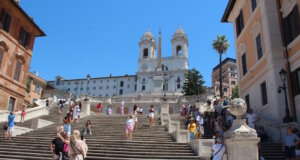 Die Spanische Treppe in Rom – Wahrzeichen, Touristenmagnet und Denkmal mit Sitzverbot. Alles über Geschichte, Regeln und Reisetipps. (Foto: © Bastian Glumm)