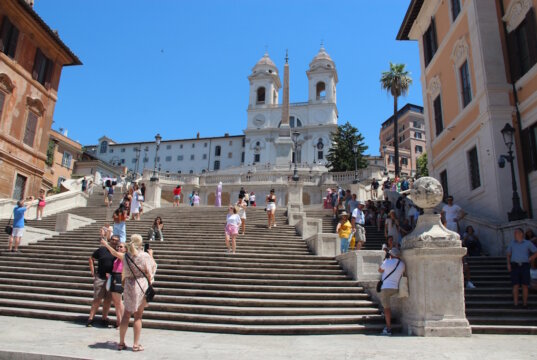 Die Spanische Treppe in Rom – Wahrzeichen, Touristenmagnet und Denkmal mit Sitzverbot. Alles über Geschichte, Regeln und Reisetipps. (Foto: © Bastian Glumm)