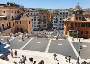 Die Spanische Treppe verbindet die belebte Piazza di Spagna im Tal mit der höher gelegenen Piazza della Trinità dei Monti, wo sich die gleichnamige Kirche erhebt. (Foto: © Bastian Glumm)